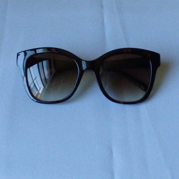 Tortoise Frame Sunglasses - Picture 3 of 5